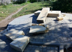 Жители Запорожья разрушили памятник украинским и литовским националистам: вместо креста - бутылки