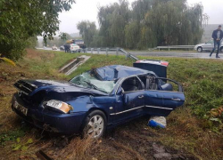 В перевернувшемся несколько раз автомобиле водитель чудом остался жив 