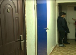 Труп молодого человека обнаружен в комнате на Ботанике, соседи «вычислили» квартиру по невыносимому запаху 