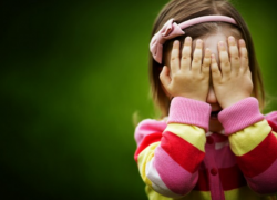 "Закрой рот, пока я не отрезала тебе язык!" Как "воспитывают" детей в одном из столичных детских садиков