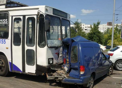 Жесткая авария с участием троллейбуса у "Ворот города"