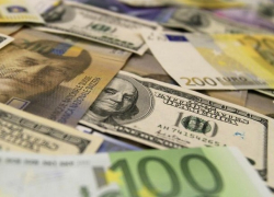 Евро в Молдове отыграл свои позиции относительно доллара: курсы валют на понедельник