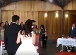 Женские стоны из порно "эротично" прервали свадьбу, попавшую на видео