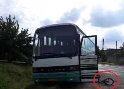 Внезапное появление на дороге юного велосипедиста привело к столкновению его с автобусом в Каушанах 