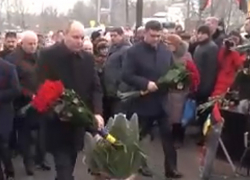 Порошенко обхитрил премьера и спикера, позорно оплеванных у памятника Небесной сотне