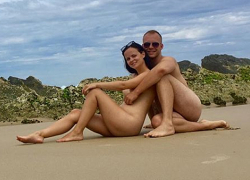 Обнаженные муж с женой показали красивую любовь на кухне и на природе