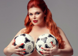 Секс-забавы со своими мячами показала скандальная российская модель plus-size