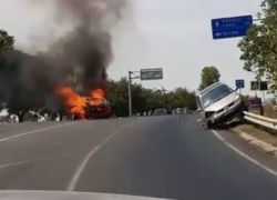 Под Хынчештами выгорело такси - машина загорелась после столкновения с другим автомобилем