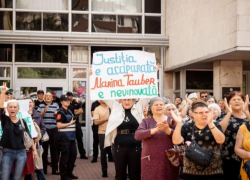 Сотни людей протестуют перед судом сектора Чокана, требуя освобождения Марины Таубер, которая была арестована в отсутствие доказательств