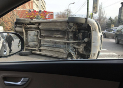 Этим утром в центре Кишинева перевернулся автомобиль 