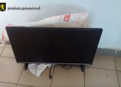 В Кишиневе двое воров пытались убежать от полицейских вместе с украденным телевизором  