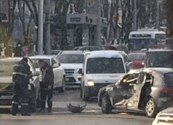 Девушка-водитель попала в больницу после крупного ДТП в центре Кишинева