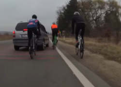 Автолюбитель пытался сбить велосипедистов на одной из молдавских трасс