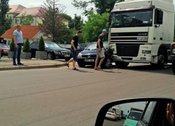 Большую пробку в столице спровоцировало столкновение легкового автомобиля и грузовика