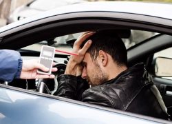 В Резине пьяный водитель протаранил полицейский автомобиль и избил инспектора