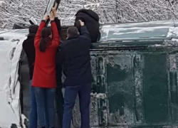 Депутат-социалист пришел на помощь попавшим в ДТП на трассе Унгены-Кишинев