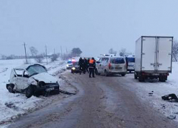Женщина и мужчина погибли в столкновении легковушки и грузовика на заснеженной трассе в Теленештах 
