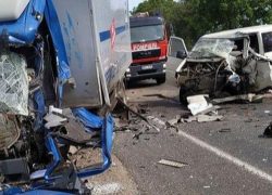 Под Кишиневом лоб в лоб столкнулись микроавтобус VW и грузовик