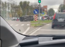 Женщина и ребенок пострадали, и карета скорой помощи перевернулась в результате ДТП 