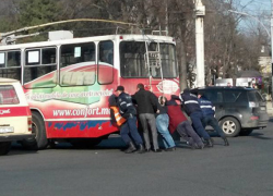 В Кишиневе стоят троллейбусы