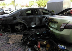 Два автомобиля сгорели после действий "человека в маске" в центре Кишинева