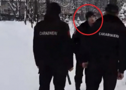 В Кишиневе у Кафедрального собора пьяный карабинер в форме обматерил прохожих (18+)