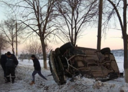 Автомобиль врезался в автобус, дерево и перевернулся в Сынжерее