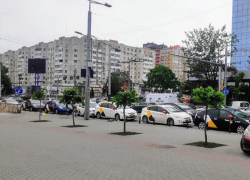 У погибшего водителя такси остались супруга и двое детей, его коллеги провели акцию памяти на месте гибели 40-летнего мужчины
