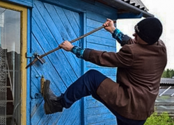 В Приднестровье вор ограбил дом, стащив две пары обуви