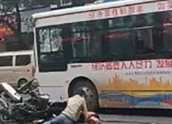 В Китае преступник захватил автобус и протаранил толпу пешеходов, погибли пять человек 
