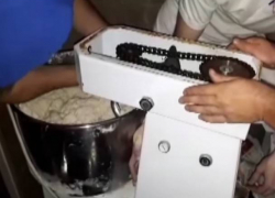 Застрявшую в мясорубке руку сотрудника столичного ресторана освободили спасатели 