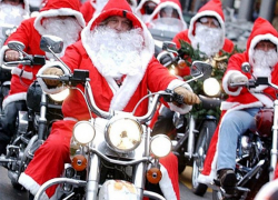 Байкеры в костюмах Дедов Морозов проехали праздничным парадом по Кишиневу 