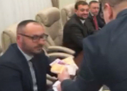 Григорчук метнул пачки денег в Литвиненко, передав «привет» от Плахотнюка