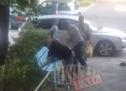 Во дворе одного из домов по улице Албишоара произошла жестокая драка