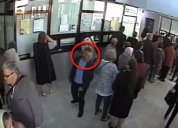 Завладевшие портмоне и топовым смартфоном карманники попали на видео