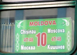Поезд Москва - Кишинев протаранил автомобиль на железнодорожных путях вблизи Дондюшан