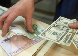 Евро и доллар продолжают теснить молдавский лей 