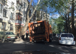 Мусоровоз провалился под асфальт в центре Кишинева 