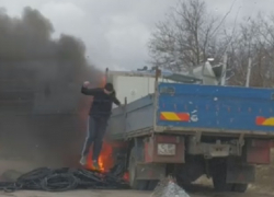 Прыжок водителя из горящего грузовика у Новых Гоян попал на видео