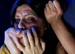 Насильник схватил молдаванку за грудь, укусил руку, однако женщина отбилась