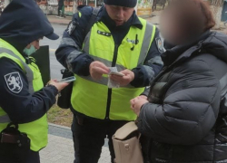 Полицейские нашли посреди дороги в центре Кишинева 15 000 леев