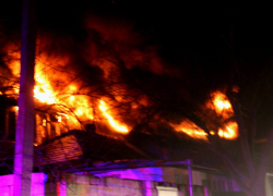 9 пожарных расчетов более часа боролись с возгоранием в автоцентре на Старой почте 