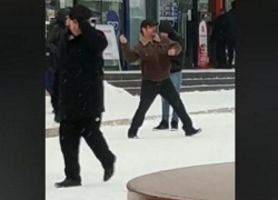 В Бельцах уличные хулиганы нагло бросают горящие петарды в прохожих и мусорные баки