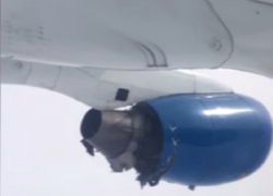 С криками "Аллах акбар" пассажиры встретили разрушение двигателя самолета на огромной высоте