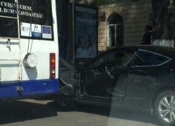 В Кишиневе троллейбус снёс дверь припаркованному автомобилю