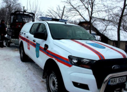 Спасатели вызволили из снежного плена школьный автобус и скорую помощь