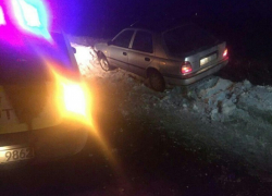 Двое молодых людей, пригрозив таксисту ножом, ограбили его и выкинули из машины 