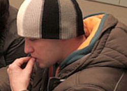 Мужчина вонзил нож в грудь подростку за то, что тот щелкал семечки в автобусе 