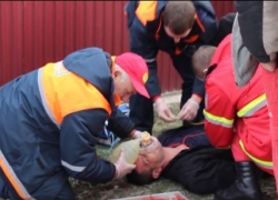 Мужчина впал в кому, надышавшись выхлопными газами в своей машине