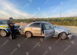 Mercedes протаранил ворота посольства России в Кишиневе